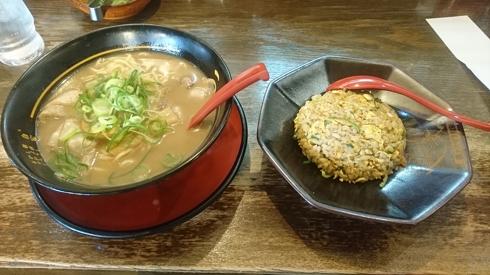 彦根のラーメン うま屋へ 安定した特製の豚骨醤油ラーメンと例のチャーハンを頂きました 滋賀のグルメ記録帳